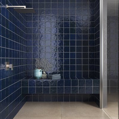 Azulejo azul aplicado em paredes de banheiro residencial.