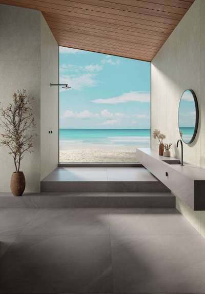 Pia com grande janela de vidro que emoldura uma praia com ondas do mar. Predes e piso com revestimento de porcelanato.