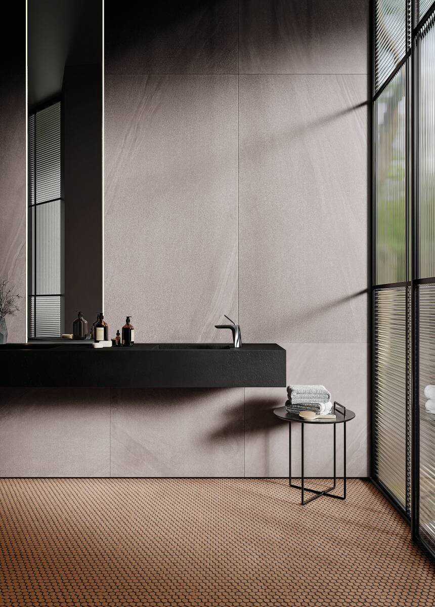 Banheiro pequeno com porcelanato de acabamento natural. 