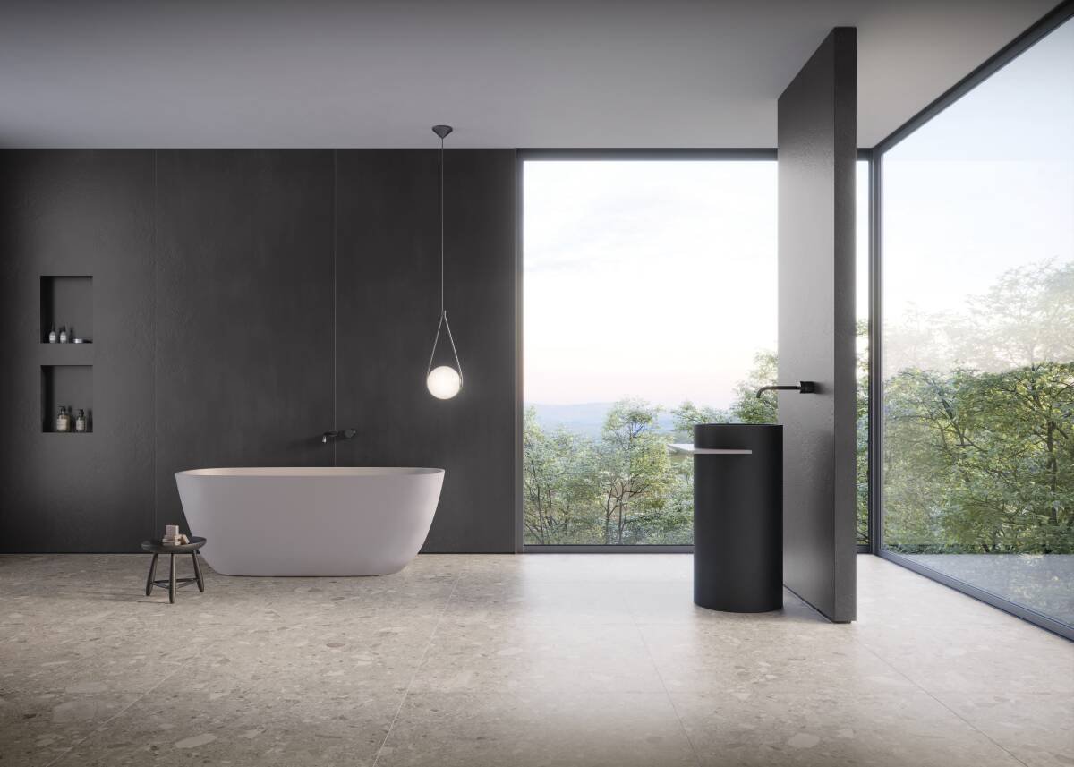 Banheiro com paredes escuras e piso claro em porcelanato que reproduz pedra