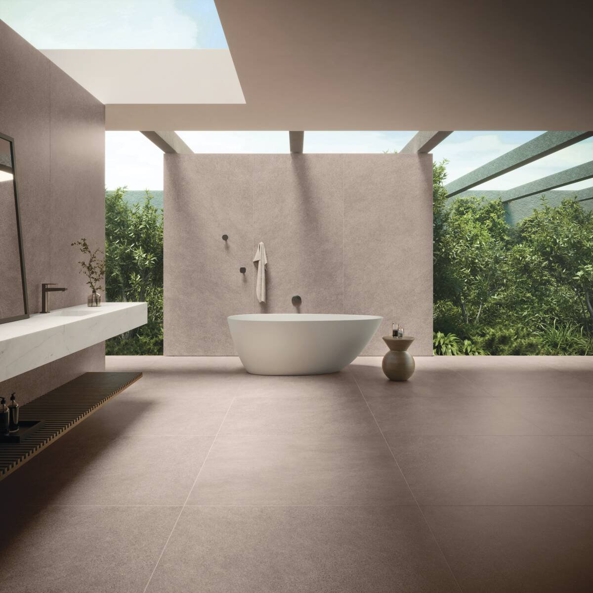 Banheiro com iluminação natural através de grandes janelas de vidro, pisos e paredes em porcelanato claro